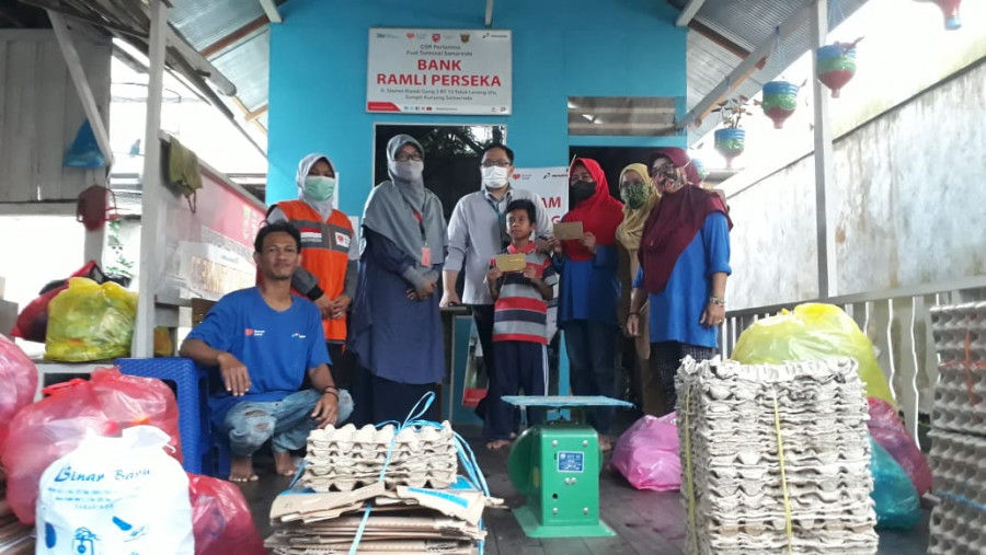 Fadil (tengah) Satu dari beberapa nasabah cilik Bank Sampah Perseka. (Foto: Istimewa)