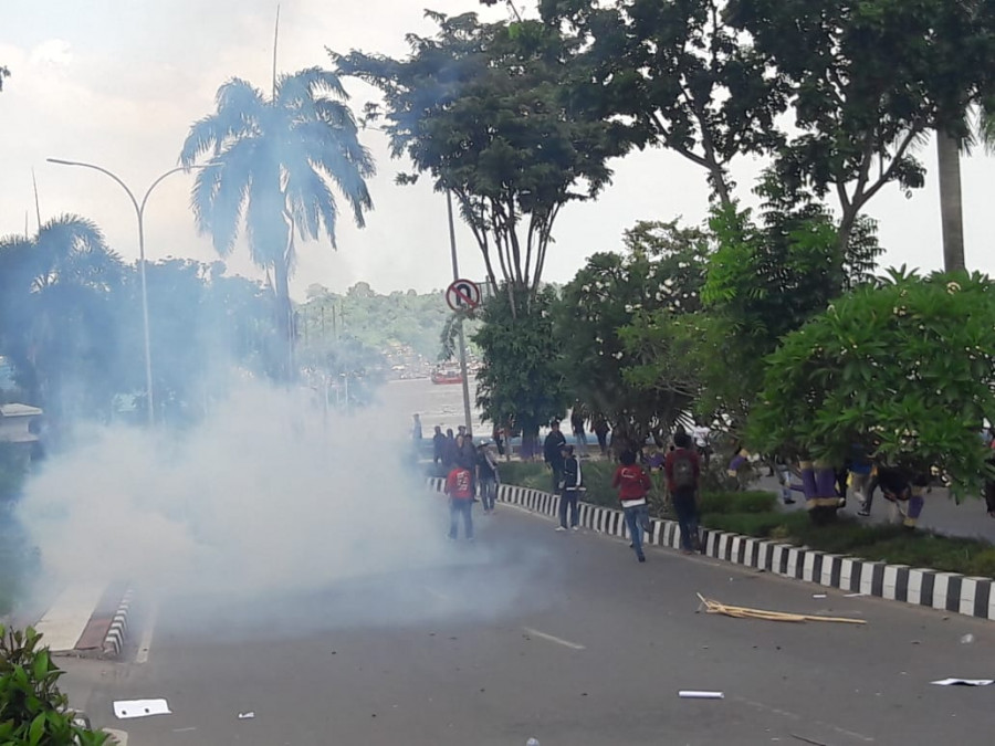 Demonstrasi yang digelar AMPK di depan kantor Gubernur Kaltim kembali ricuh. Tampak asap dari gas air mata yang ditembakan polisi untuk membubarkan massa. (Nancy/KoranKaltim.Com)