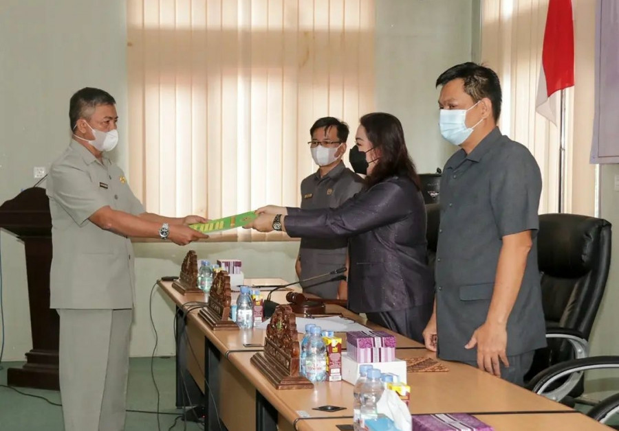 Penyerahan nota pengantar Ranperda APBD 2022 kepada Ketua DPRD Mahulu (istimewa/dok pemkab mahulu)