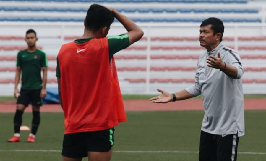 Indra Sjafri (kanan) mempersiapkan tim jelang laga kedua menghadapi Singapura. ( Foto: PSSI.org)