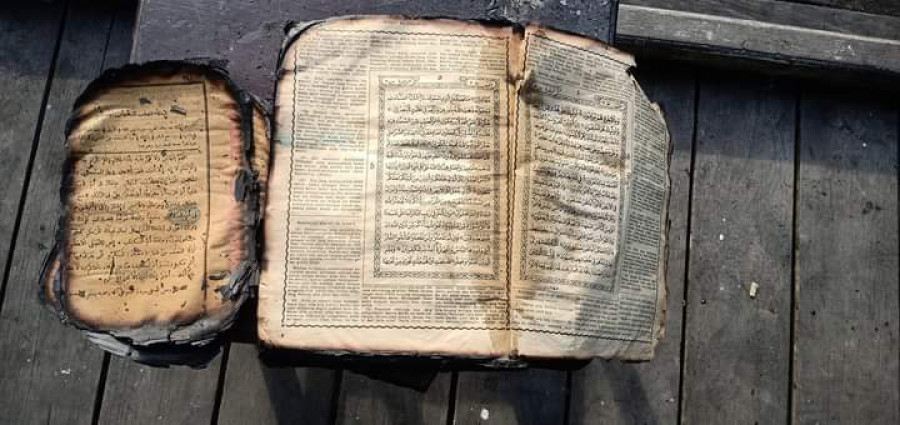 Al Quran yang masih utuh diantara puing-puing bangunan rumah yang ludes terbakar (KadesLoaPari.dok)