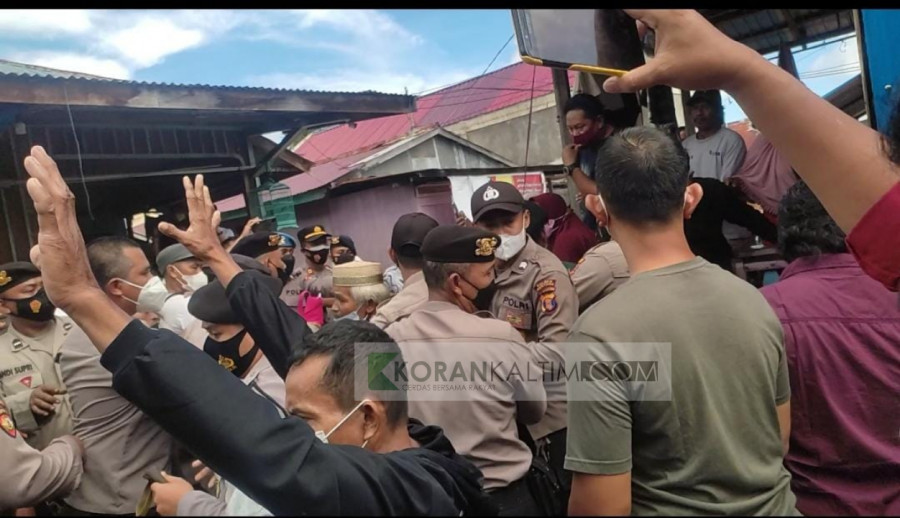 Kerusuhan eksekusi lahan Berbas Pantai oleh pengadilan, beberapa waktu lalu. (ROMI/KORANKALTIM.COM)