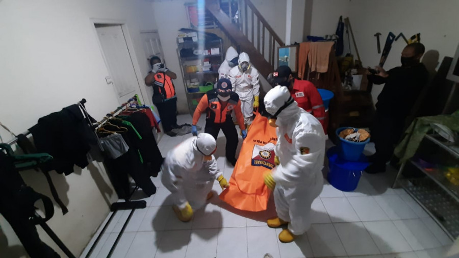 Tim inafis Polresta Samarinda bersama relawan Samarinda saat melakukan evakuasi pada BP yang diduga gantung diri Sabtu (11/7/2020). (Istimewa)