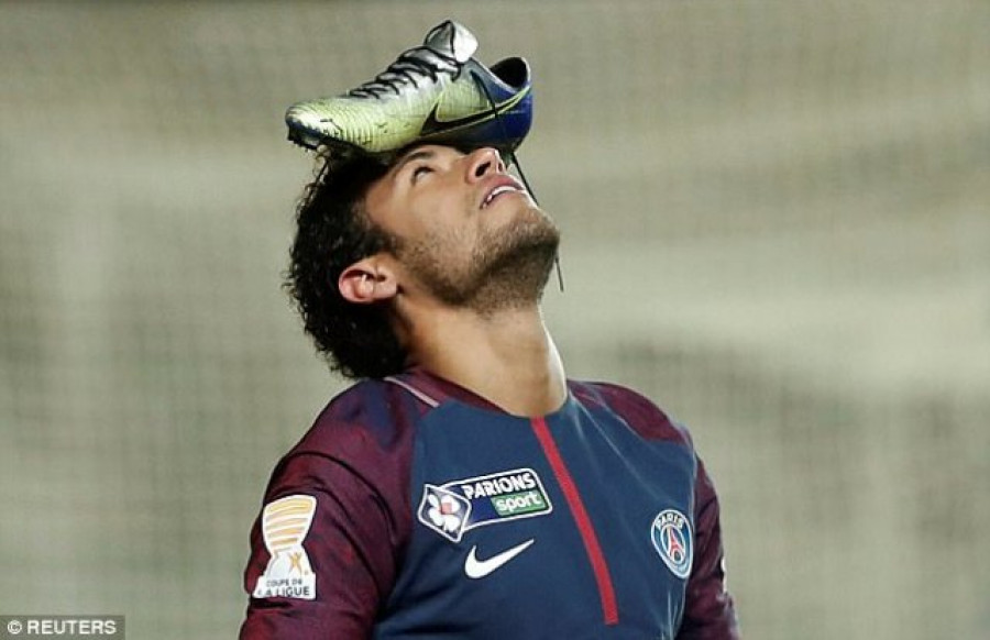 HORMATI TEMAN: Selebrasi Neymar yang tidak ditujukan untuk mantan bintang Brasil, Ronaldo.