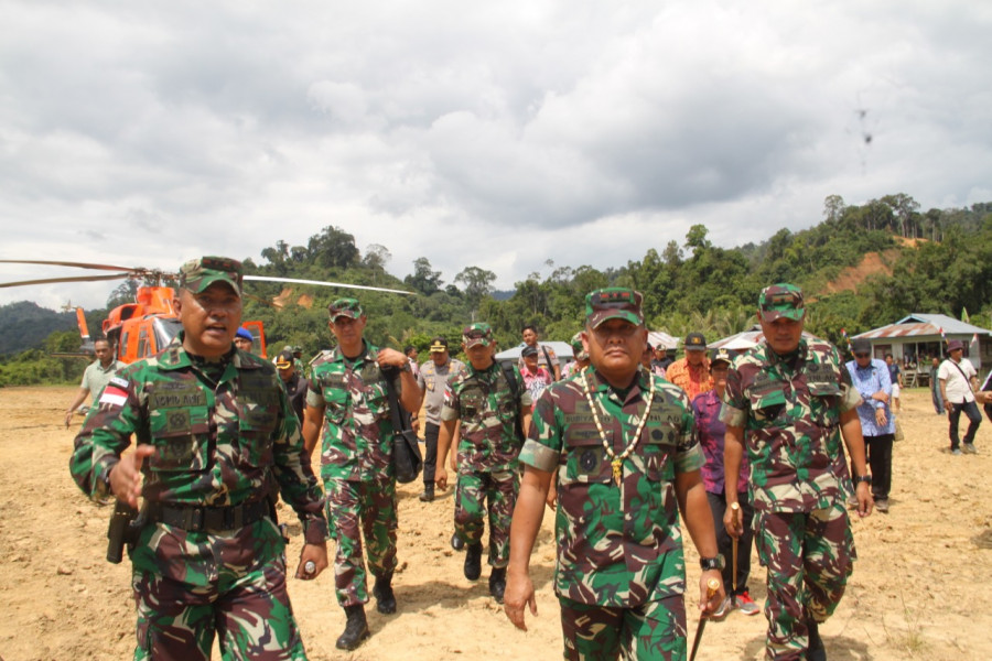 Pangdam VI/Mulawarman (Mlw), Mayjen TNI Subiyanto (tengah) saat melakukan tinjauan langsung ke Operasi Teritorial TNI TA 2020 Minggu (26/1/2020) hari ini. ( Foto: Penrem 091/ASN )