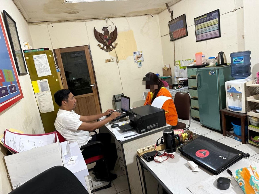 Polisi melakukan pemeriksaan terhadap pelaku berinisial NP di Polsek Balikpapan Selatan terkait kasus dugaan penipuan belasan orang tua murid dengan modus tawaran memasukkan anak ke sekolah favorit. (Dok. Polsek Balikpapan Selatan)