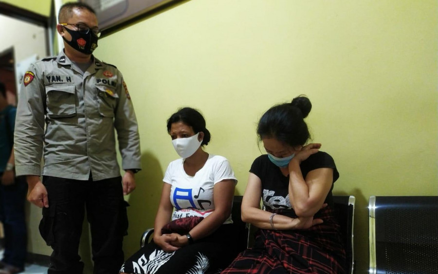 Dua wanita paruh baya yakni Hariani dan Wildania yang hanya bisa tertunduk, menyesali perbuatannya saat ditemui di Mako Polsek Sungai Kunjang Minggu (6/12/2020) hari ini.(Foto: Nancy/korankaltim.com)