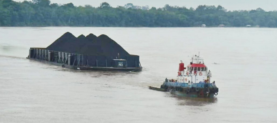 Batubara Kaltim yang dibawa melalui jalur Sungai Mahakam (permata/korankaltim.com)