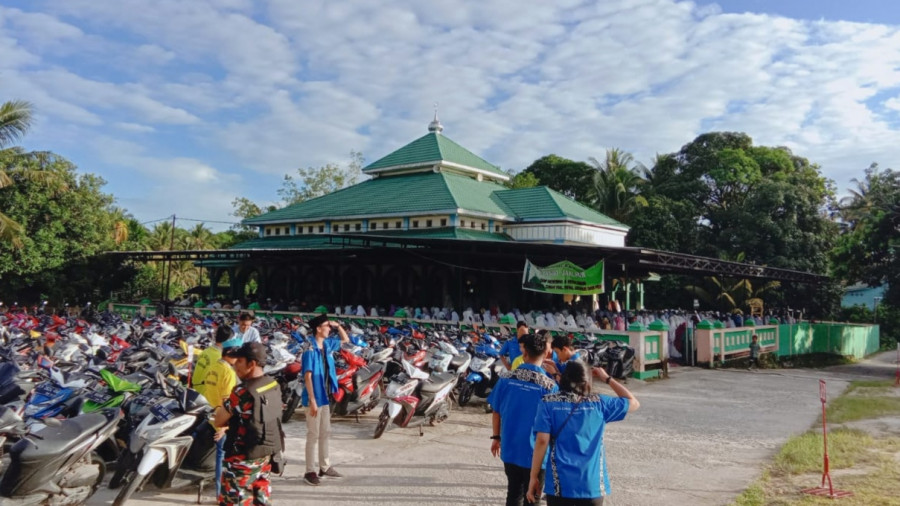 HARMONISASI BERAGAMA: Pemuda Gereja GPIB jemaat Solafide mengatur parkir jemaah salat Ied di Masjid Jabal Nur, Muara Badak. (Foto: Istimewa)