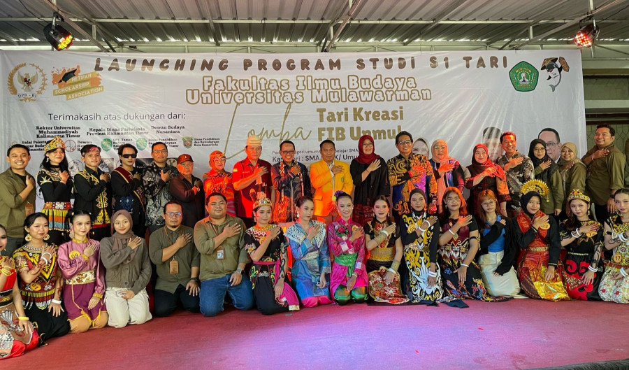 foto bersama peserta tari dengan pejabat Unmul (Rafik/Koran Kaltim).