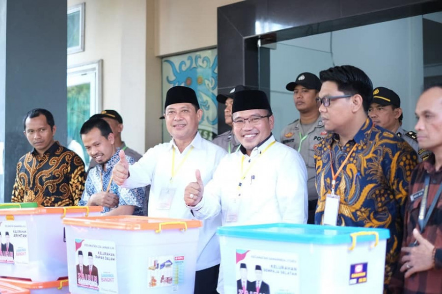 Pasangan dari Jalur Independen Zairin Zain- Sarwono, saat menyerahkan berkas dukungan ke KPU Samarinda pertengah Februari 2020 (Dok Pribadi Zairin Zain)
