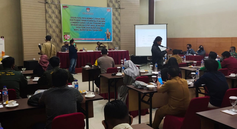 Ketua KPU Berau memberikan materi sosialisasi. (Foto : Indra/korankaltimcom)