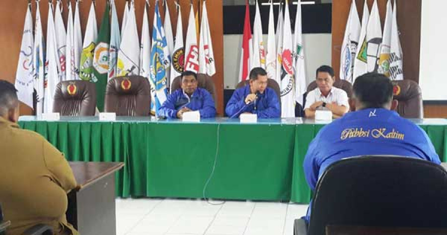 Ketua KONI Kaltim, Zuhdi Yahya (tengah) saat memberikan sambutan kepada atlet Angkat Berat Kaltim Senin (9/7) pagi ini yang masih berlangsung