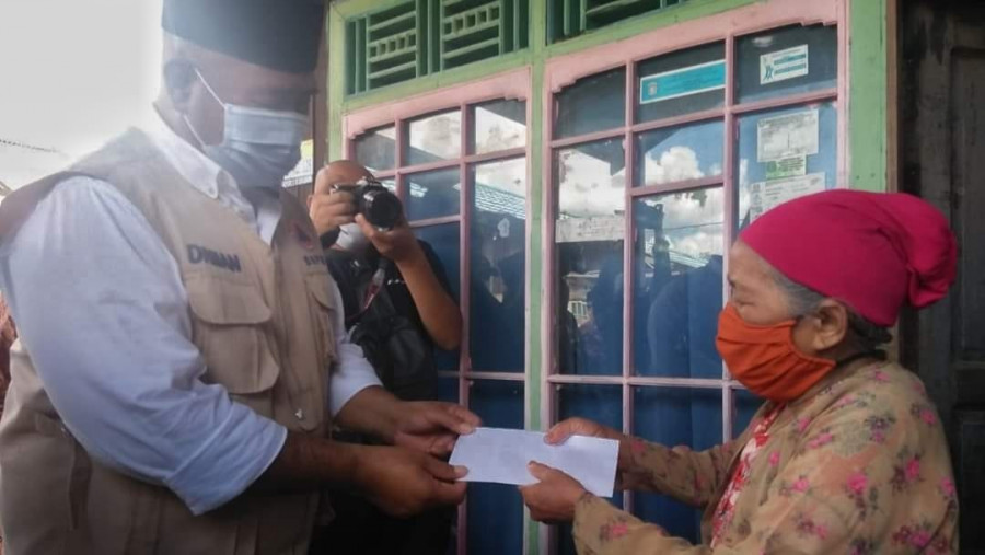 Bupati Kukar Edi Damansyah saat menyerahkan bantuan BLT kepada warga desa Lebaho Ulaq (Foto: Istimewa)