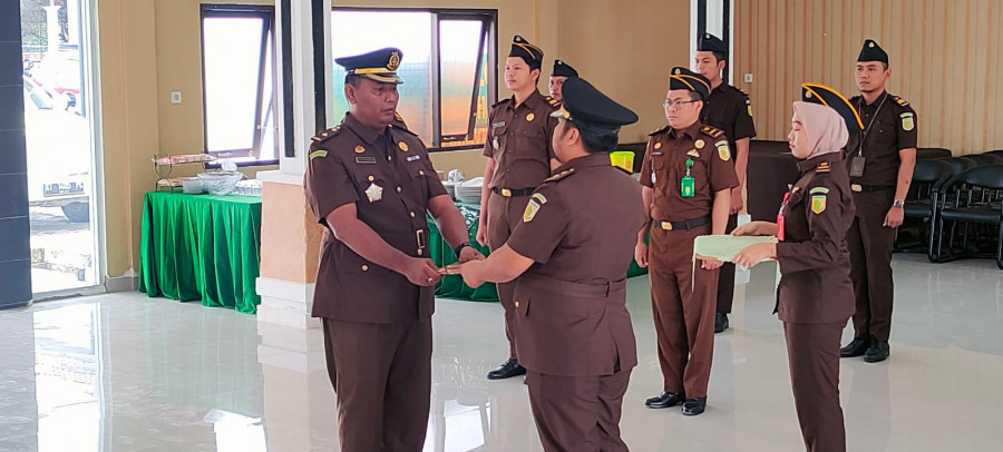 Pelantikan pejabat baru Kasi Intel Kejari Kubar dan serah terima jabatan pejabat lama ke pejabat baru.( foto : Istimewa).