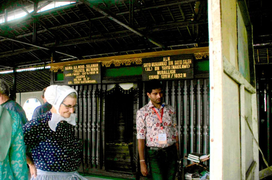 Dua perwakilan negara partisipan TIFAF 2019 saat mengunjungi makam raja-raja, kompleks Museum Mulawarman, Sabtu (28/9/2019) (Foto: Reza Fahlevi/korankaltimcom)