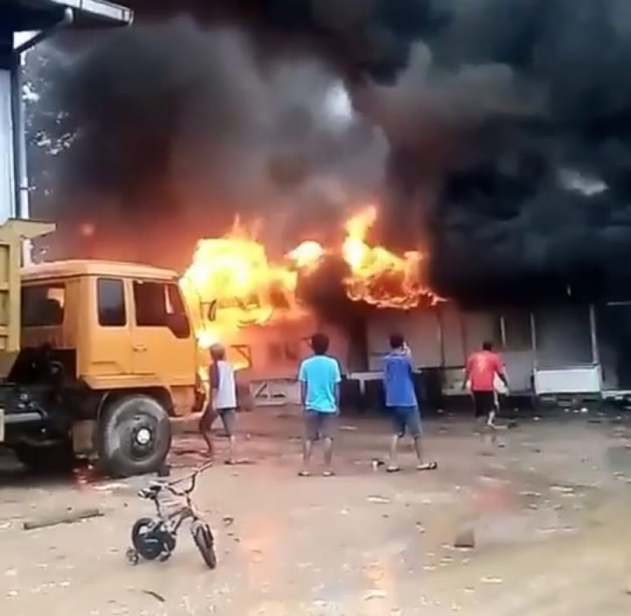Tabung Elpiji Meledak, Mes Bangsalan Terbakar di Dekat PLTD Sambaliung
