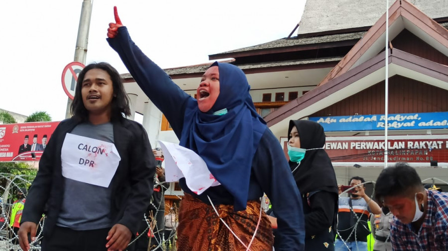 Aksi teatrikal ditampilkan di depan gedung DPRD Balikpapan. Aksi ini merupakan lanjutan penolakan atas pengesahan Undang-Undang Cipta Kerja. (Foto: Hendra/KoranKaltim.Com)