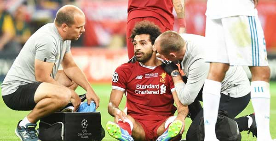 PASTIKAN BUGAR: Cedera dislokasi bahu yang cepat ditangani diharapkan Mohamed Salah membuat dirinya siap berangkat ke Piala Dunia 2018 bersama Mesir. ( twitter )