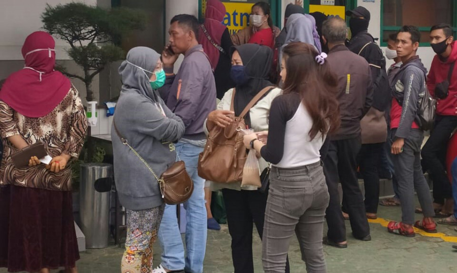 Sejumlah nasabah Bank Bukopin, mendatangi Kantor Cabang Bukopin Samarinda, di Jalan Jend Sudirman Samarinda Rabu, (01/07/2020). (Istimewa)