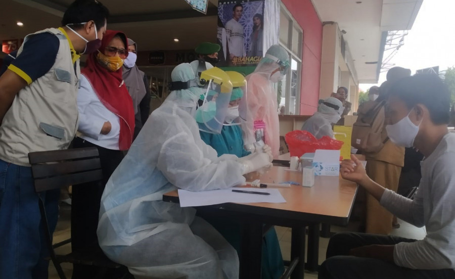 Pengunjung Ramayana Plasa Bontang, melakukan Rapid Test Massal, di Ramayana, yang dilakukan tim gugus penanganan Covid-19 Bontang, Selasa, 19 Mei 2020 ( Foto: istimewa )
