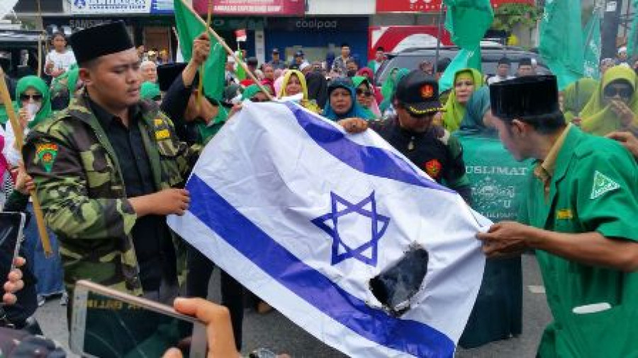AKSI demo kemarin membakar replika bendera Israel