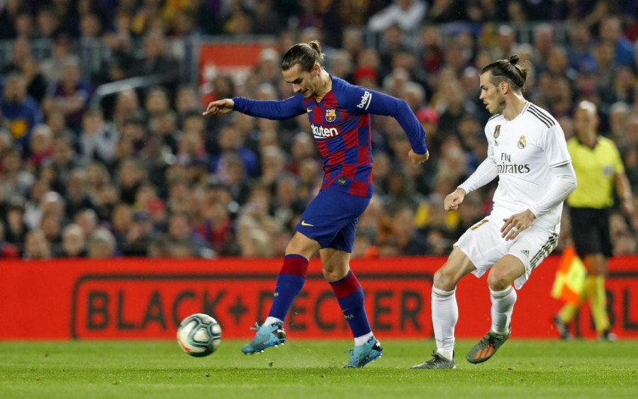 Penyerang Barcelona Antoine Griezmann (kiri) duel dengan pemain sayap Real Madrid Gareth Bale. Sama-sama gagal menghasilkan gol. (twitter)