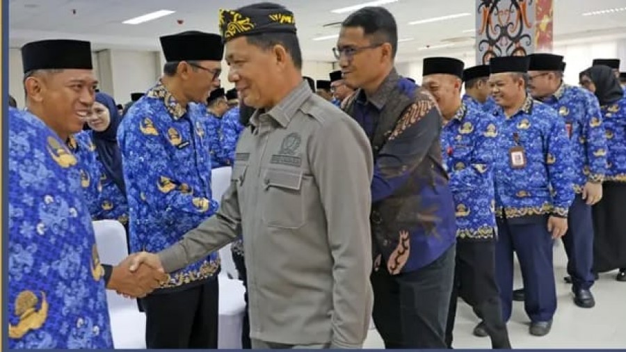 Wakil Ketua I DPRD Kaltara, Muhammad Nasir, saat memberikan selamat kepada para pejabat yang baru dilantik pada Jumat pekan kemarin. (Foto: Istimewa)