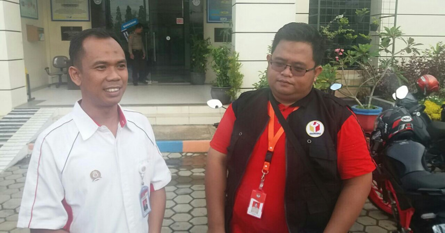 ketua panwascam menggunakan baju putih didampingi anggotanya sebagai pelapor