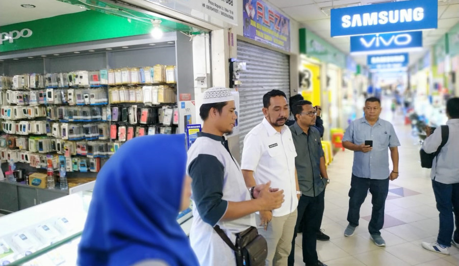 Ketua Komisi II DPRD Balikpapan Muhammad Taqwa (kemeja putih) mendengarkan keluhan pedagang Rapak Plaza. (Hendra/KoranKaltim.Com)