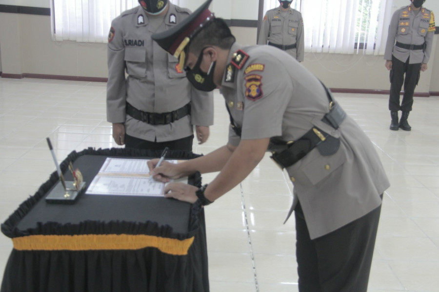 Kompol Rengga Puspo Saputro jabatan lama Kapolsek Sungai Pinang saat sertijab di Mako Polresta Samarinda Selasa (2/3/2021) hari ini. (Foto:Nancy/korankaltim.com)