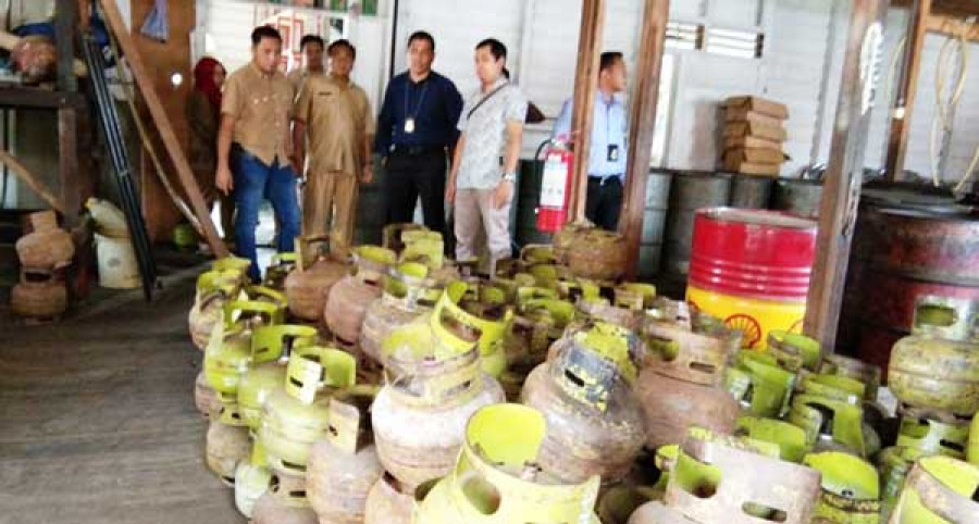 MONITORING: Disprindag dan Satgas Pangan Kukar melakukan inspeksi mendadak di pangkalan elpiji Depot Juli Tenggarong. (heri / korankaltim)