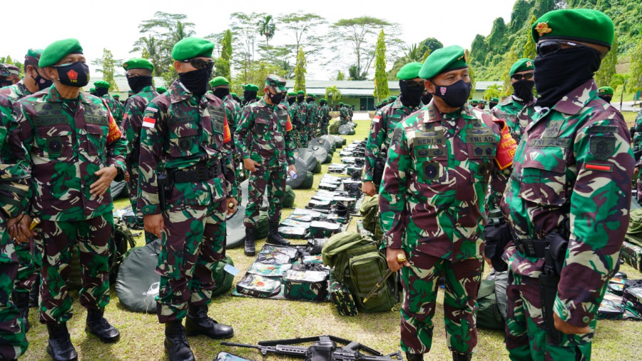 Pangdam VI/Mulawarman saat mengunjungi prajurit Yonif 611/Awang Long terkait kesiapan pengamanan di Papua nanti. (Foto: Penrem 091/ASN)