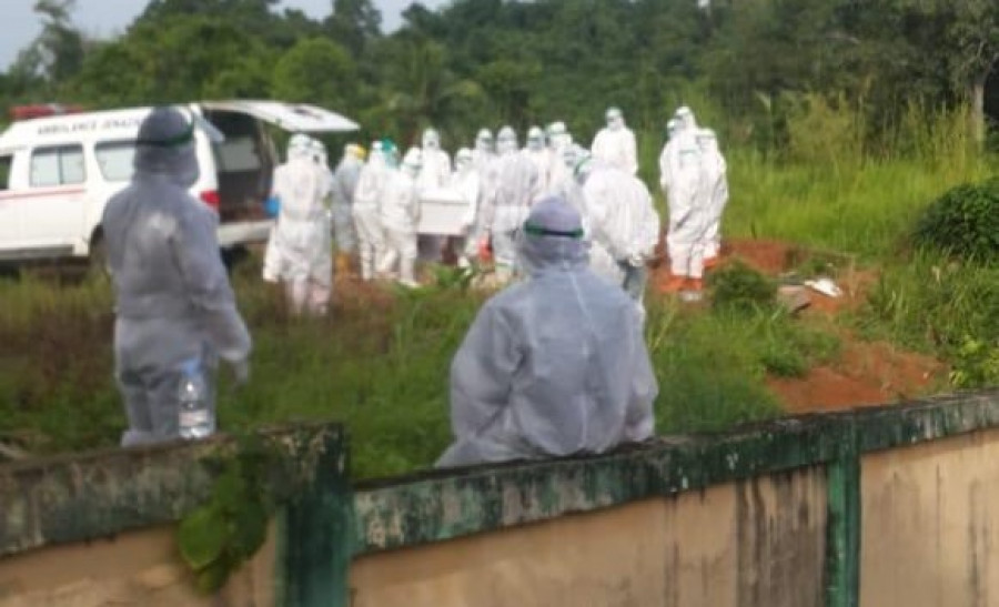 Jenazah Edward Azran saat dikuburkan di Pemakaman Muslimin Tanah Merah, Kelurahan Mangkurawang pagi tadi dengan protokol kesehatan. ( Foto: Istimewa )