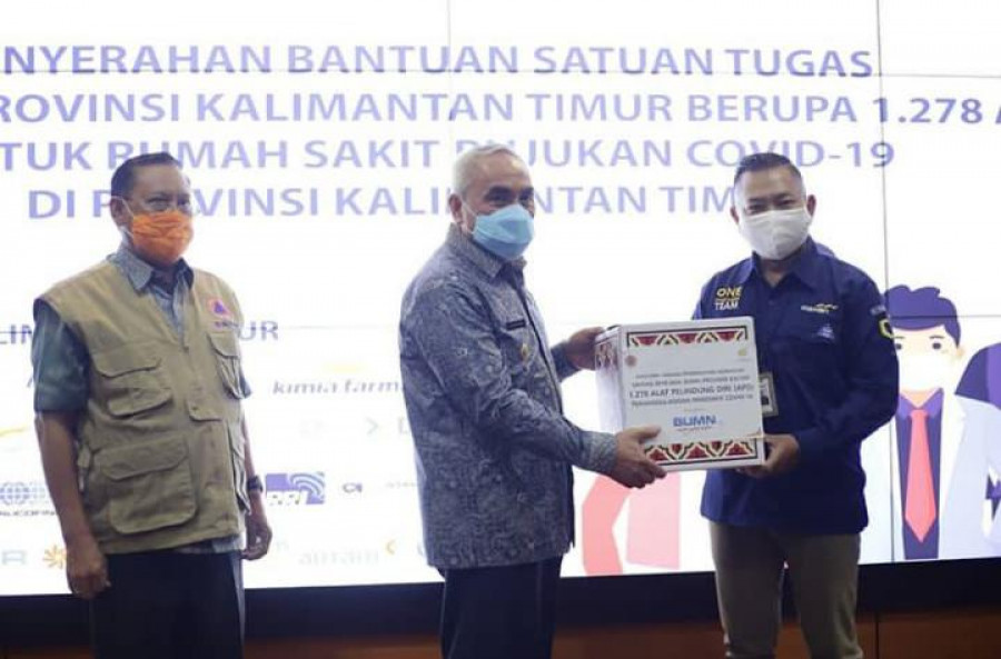 Gubernur Kaltim Isran Noor (tengah) saat menerima bantuan APD, dari perwakilan Satgas BUMN Kaltim, di Kantor Gubernur Kaltim, Jalan Gajah Mada Samarinda, Kamis (30/04/2020) siang. (Dokumentasi Humas Pemprov Kaltim)