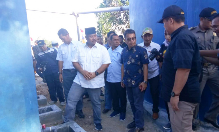 Bupati Kukar Edi Damansyah saat meresmikan Pamsimas Portable program CSR PT MHU di Desa Margahayu, Loa Kulu pada Jumat (15/2/2019)