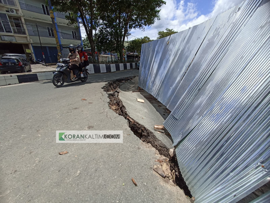 kondisi terkini jalan Dr. Soetomo, nampak keretakan terjadi di badan jalan mengakibatkan hanya setengah badan jalan saja yang bisa di lalui (Rahmat Surya/KK)