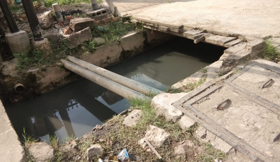 Drainase didepan Polresta Samarinda yang mengalami penyempitan dan menyebabkan genangan air saat hujan deras (Foto: Permata/korankaltim.com)