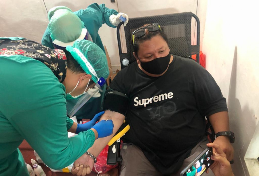Donor massal dalam rangka HUT ke-75 PMI, di Sekretariat PMI Kukar ( Foto: Lodya/Pusaranmedia.com)