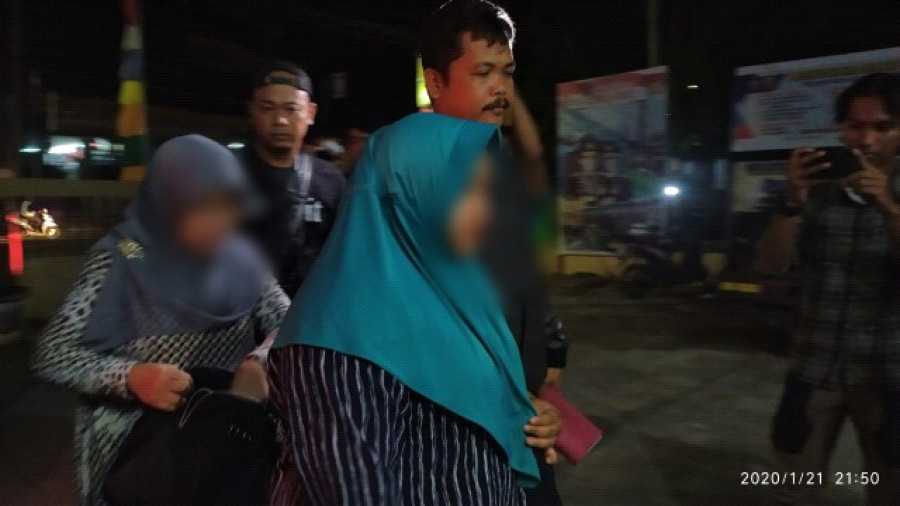 Kedua pengasuh PAUD saat dilakukan penjemputan oleh jajaran reskrim Polsek Samarinda Ulu Selasa (21/1/2020) tadi malam. (Foto: Nancy/korankaltimcom)