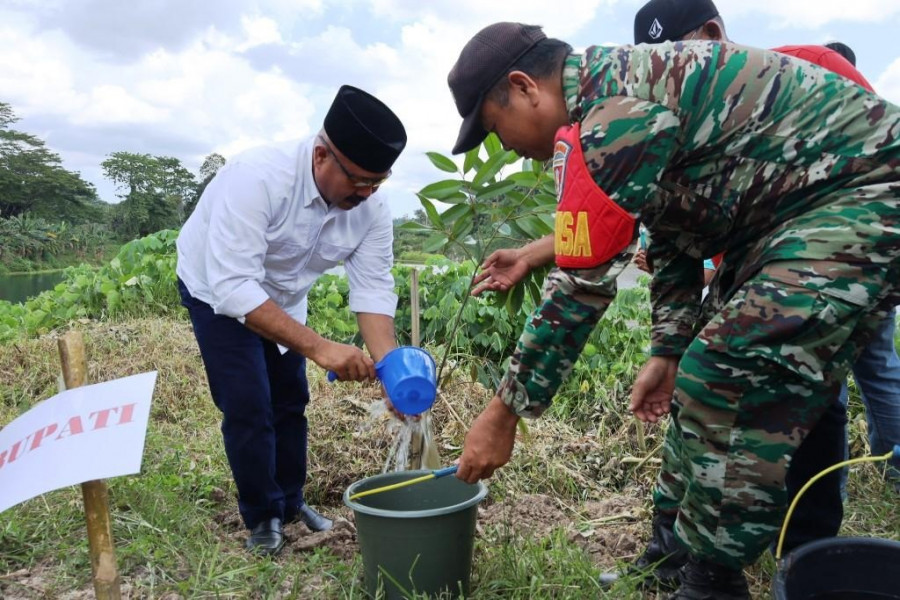 Tanam durian dan lepas bibit ikan di di lokasi wisata Danau Biru Desa Purwajaya. (Foto: Prokom)
