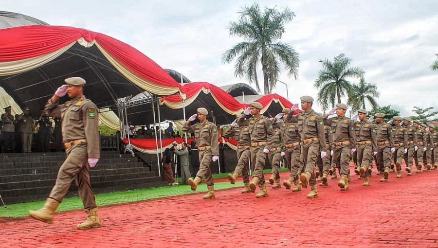 Satuan Polisi Pamong Praja Kukar saat parade HUT ke 70 di Kantor Bupati Kukar pada Kamis (5/3/2020) (Foto: Reza Fahlevi/korankaltimcom)
