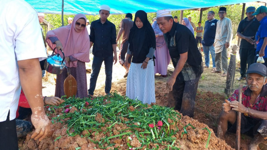 Proses pemakaman Almarhum (ist)
