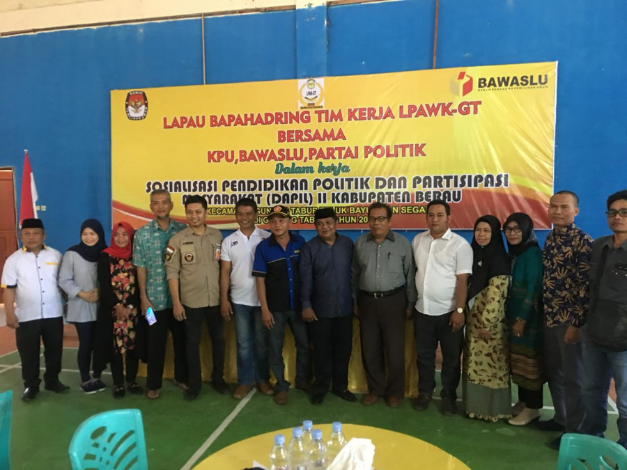 Foto bersama para caleg yang terlihat kompak