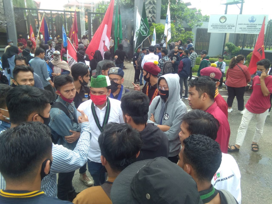 Aliansi Mahakam Aksi Demonstrasi di Kantor DPRD Kaltim, Senin (6/7/2020). (Faishal Alwan Yasir/Korankaltim)