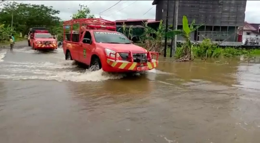 Kondisi debit air di Jalan Raya di Desa Sepaso Barat (Istimewa)