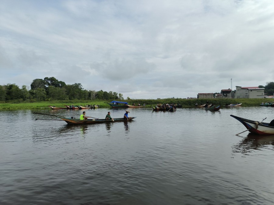 Upaya pencarian orang hilang di perairan Sungai Sabintulung. (Istimewa)