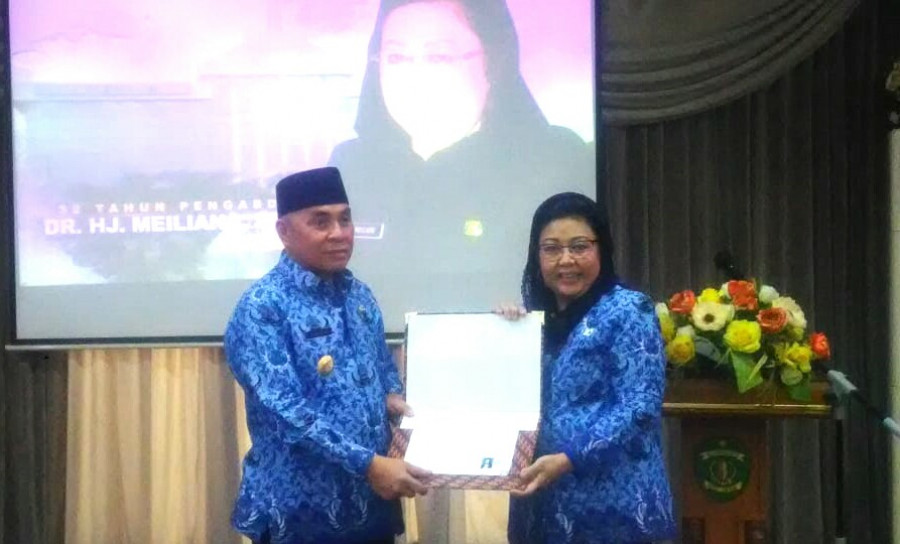 Meiliana dan Gubernur Kaltim Isran Noor saat berfoto usai serah terima. (Rusdi/KORAN KALTIM)