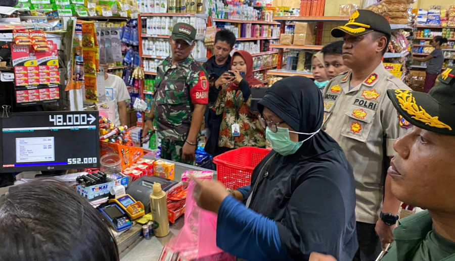 Pantau harga sembako, termasuk gula yang melambung, Kapolres Bontang dan dandim 0908/Bontang turun ke pasar induk tradisonal dan toko swalayan yang ada di Tanjung Limau, Kamis (19/3/2020).