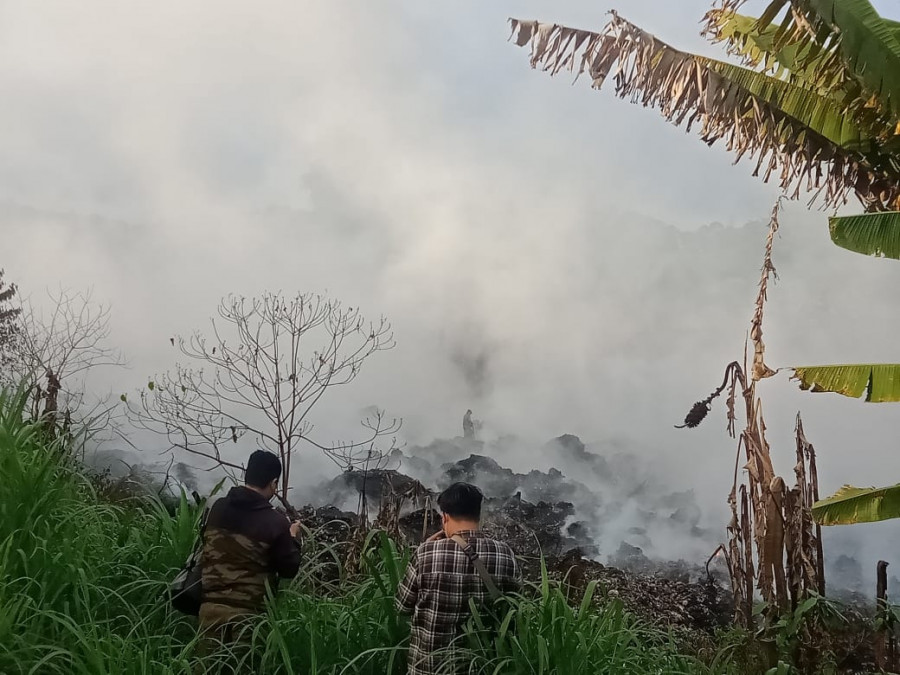 Kepulan asap yang memenuti TPA Bukit Pinang akibat kebakaran sampah beberapa waktu lalu (Claudius Vico/Korankaltim.com)